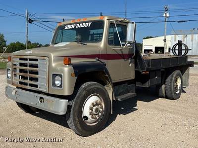 1986 International 1945 Flatbed Truck