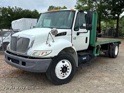 2002 International 4300 Flatbed Truck
