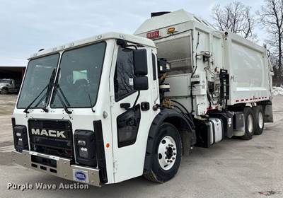 2025 Mack LR Refuse Truck