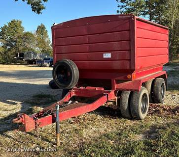 1986 Bail Pup Grain Trailer