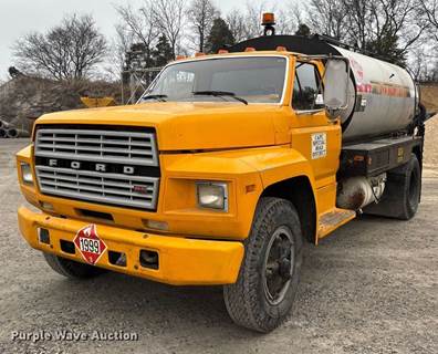 1983 Ford F700 Oil Distributor Truck