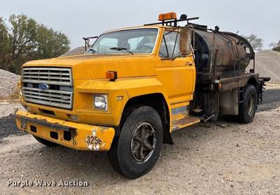 1985 Ford F800 Oil Distributor Truck