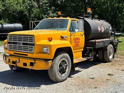 1990 Ford F800 Oil Distributor Truck