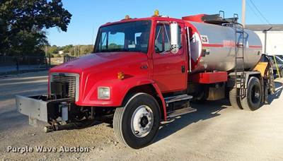 2000 Freightliner FL70 Oil Distributor Truck