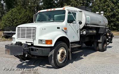 2000 International 4700 Oil Distributor Truck
