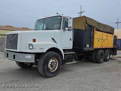 1999 Volvo WG64 Asphalt Slurry Truck