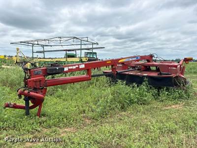 New Holland H7450 Swather / Windrower