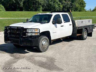 2014 Chevrolet Silverado 3500HD Crew Cab Flatbed Pickup Truck