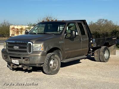 2005 Ford F350 Ext. Cab Flatbed Pickup Truck