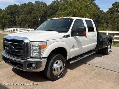 2014 Ford F350 Super Duty Crew Cab Flatbed Pickup Truck