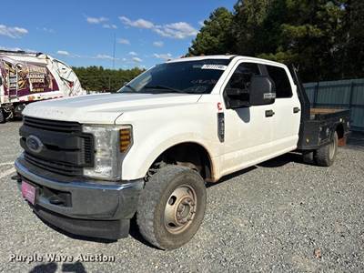 2019 Ford F350 Super Duty Crew Cab Flatbed Truck
