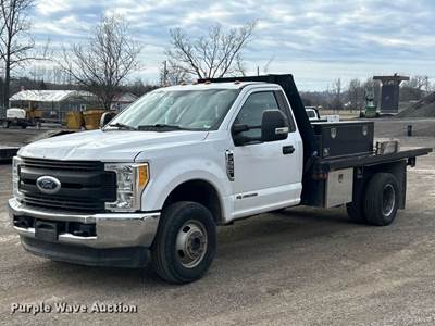 2018 Ford F350 XL Super Duty Flatbed Pickup Truck