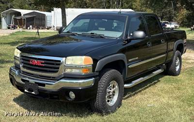 2005 GMC Sierra 2500HD Crew Cab Pickup Truck