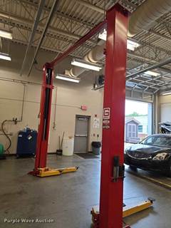 Gray QL-90 Two Post Automotive Lift