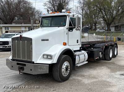2012 Kenworth T800 Roll-Off Container Truck
