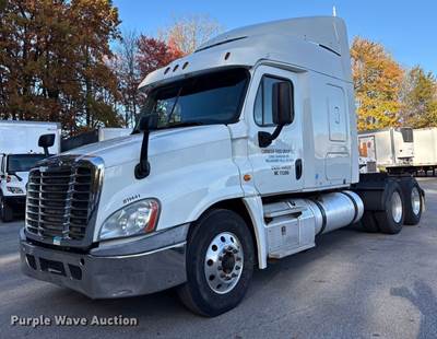 2018 Freightliner Cascadia 125 Semi Truck
