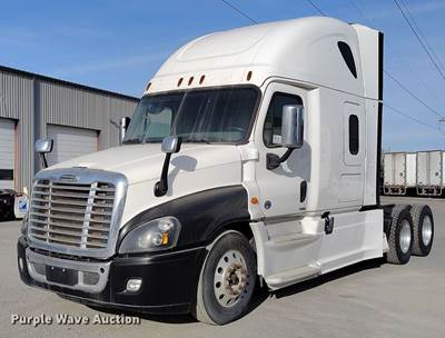 2016 Freightliner Cascadia 125 Semi Truck
