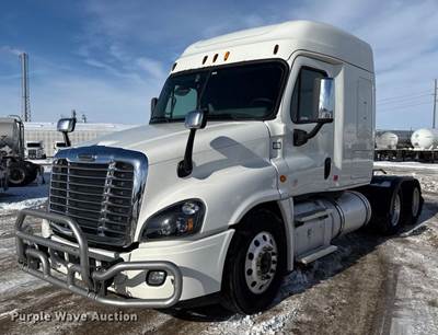 2015 Freightliner Cascadia 125 Semi Truck