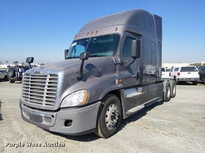 2017 Freightliner Cascadia 125 Semi Truck