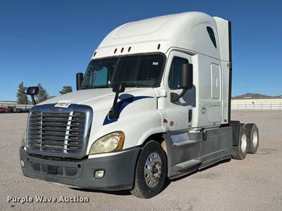2018 Freightliner Cascadia 125 Semi Truck