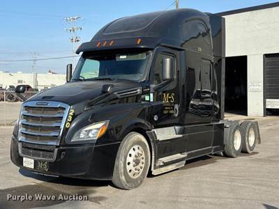 2020 Freightliner Cascadia 126 Semi Truck