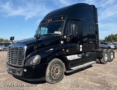 2015 Freightliner Cascadia Semi Truck