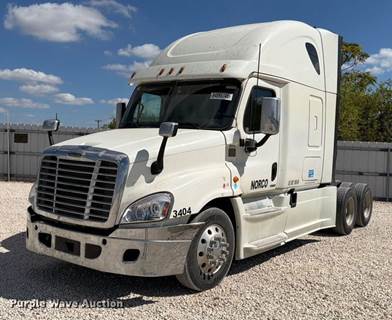 2016 Freightliner Cascadia Semi Truck