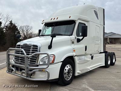 2015 Freightliner Cascadia Semi Truck