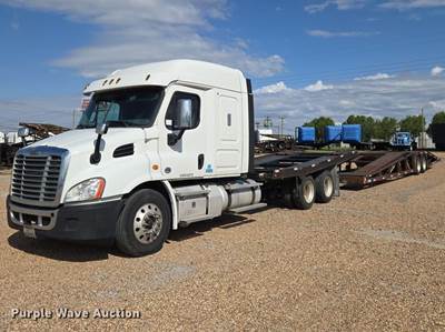 2019 Freightliner Cascadia Semi Truck With Car Carrier