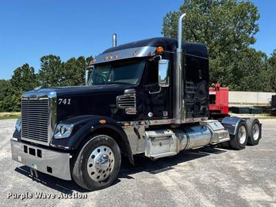 2015 Freightliner Coronado Semi Truck