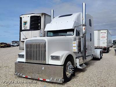 2005 Freightliner FLD Semi Truck