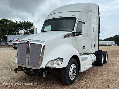 2015 Kenworth T680 Semi Truck