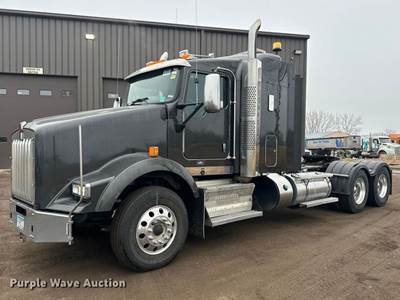 2017 Kenworth T8 Series Semi Truck