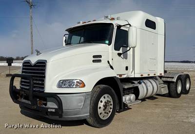 2015 Mack CXU613 Semi Truck