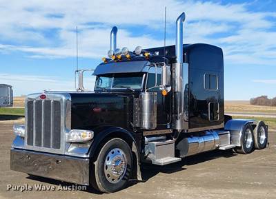 2022 Peterbilt 389 Semi Truck