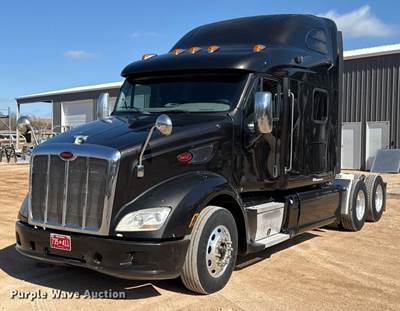 2013 Peterbilt 587 Semi Truck