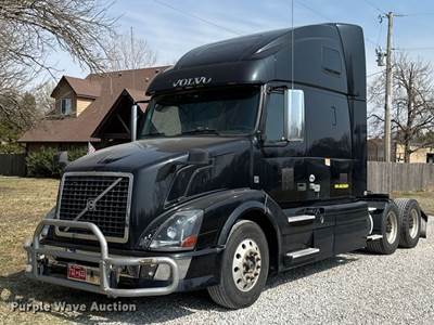 2011 Volvo VN Semi Truck
