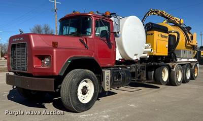 2002 Mack RB688S Hydrovac Truck