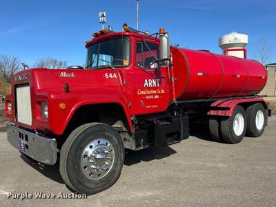 1977 Mack RD685S Water Truck