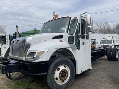 International WorkStar 7400 Single Axle Cab & Chassis Truck - 260HP