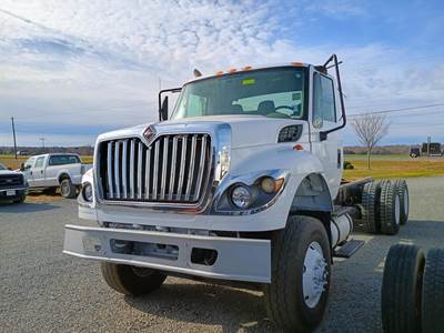 International WorkStar 7400 Cab & Chassis Truck - Automatic