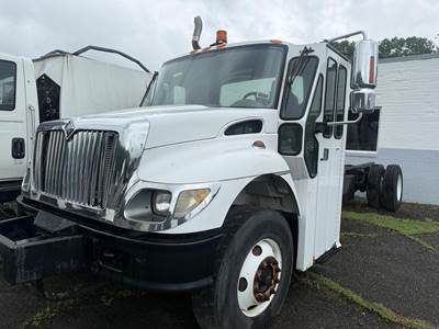 International WorkStar 7400 Cab & Chassis Truck - 260HP, Automatic