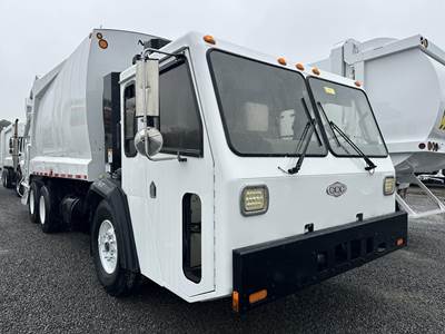 Crane Carrier (CCC) LE8500 Garbage Truck - Cummins, Automatic
