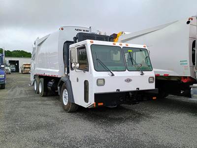 Crane Carrier (CCC) LE8500 Garbage Truck