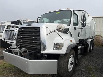 Freightliner 108SD Garbage Truck - Cummins