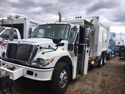 International WorkStar 7400 Garbage Truck - DT 570