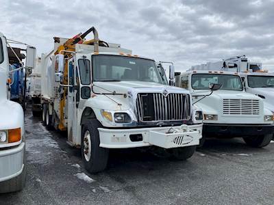 International WorkStar 7400 Garbage Truck - DT 530
