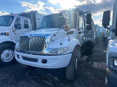 International DuraStar 4300 Garbage Truck - DT466