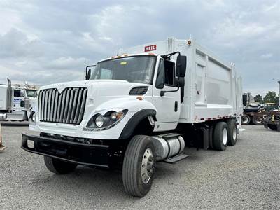 International WorkStar 7400 Garbage Truck