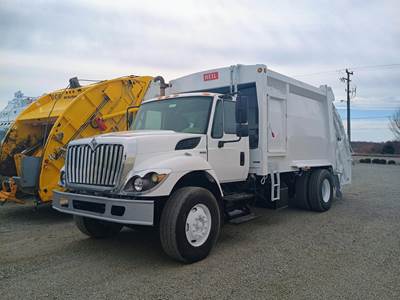 International WorkStar 7400 Garbage Truck - MAXXFORCE DT, Automatic